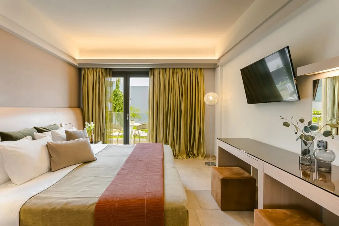 Senior suite with side sea view
