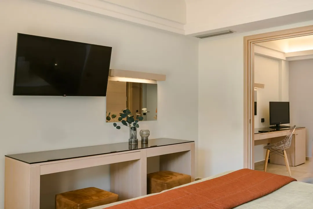 Senior suite with side sea view
