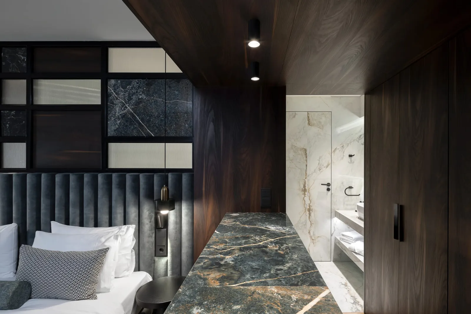 Executive Suite with Jacuzzi and Lounge Access