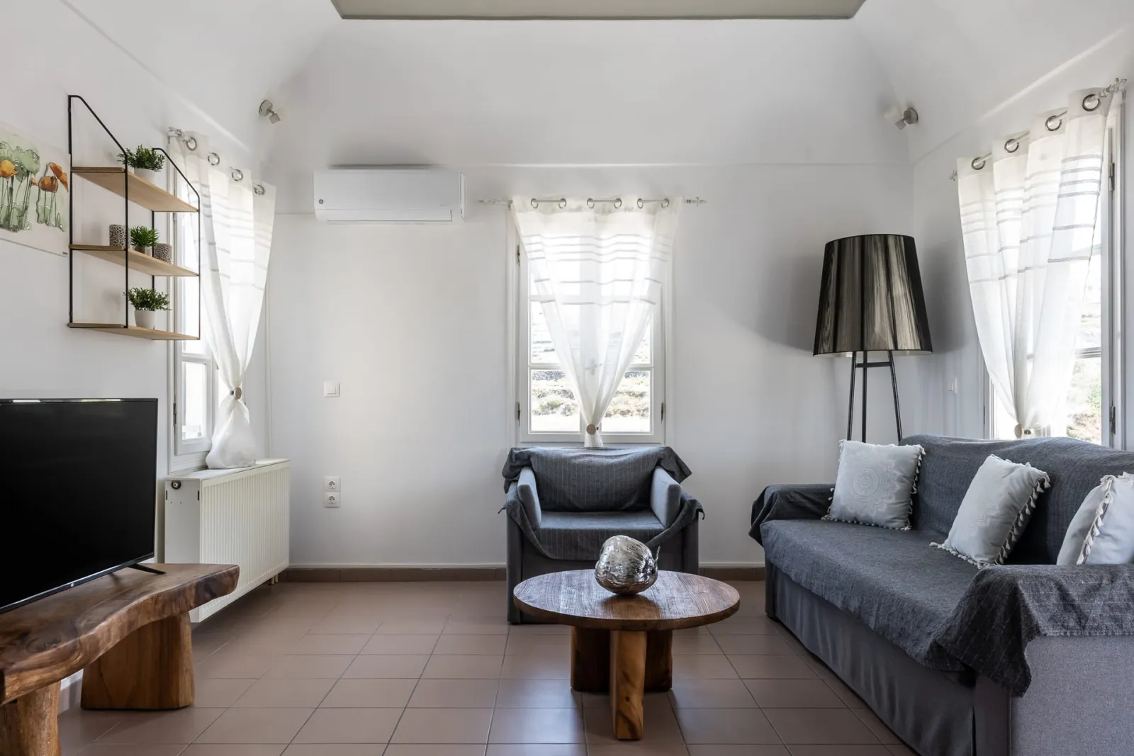 One-Bedroom Apartment with Vineyard &amp; Sea View