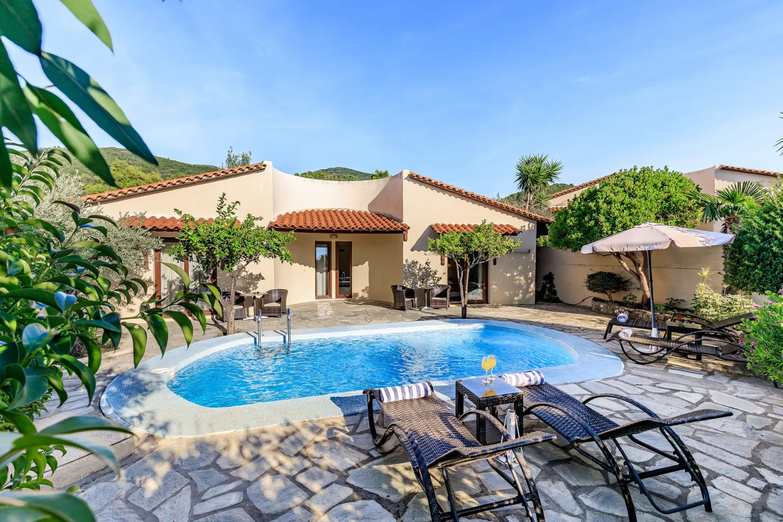 Bungalow Sharing Pool