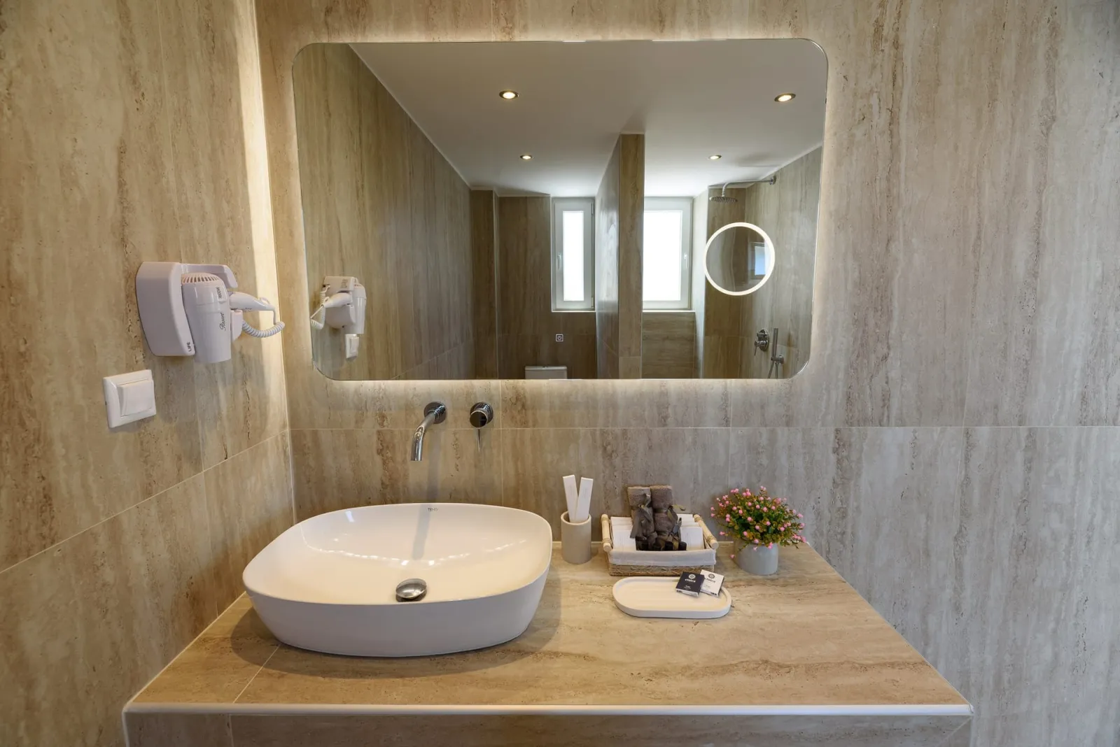 FAMILY CONNECTING SUITE