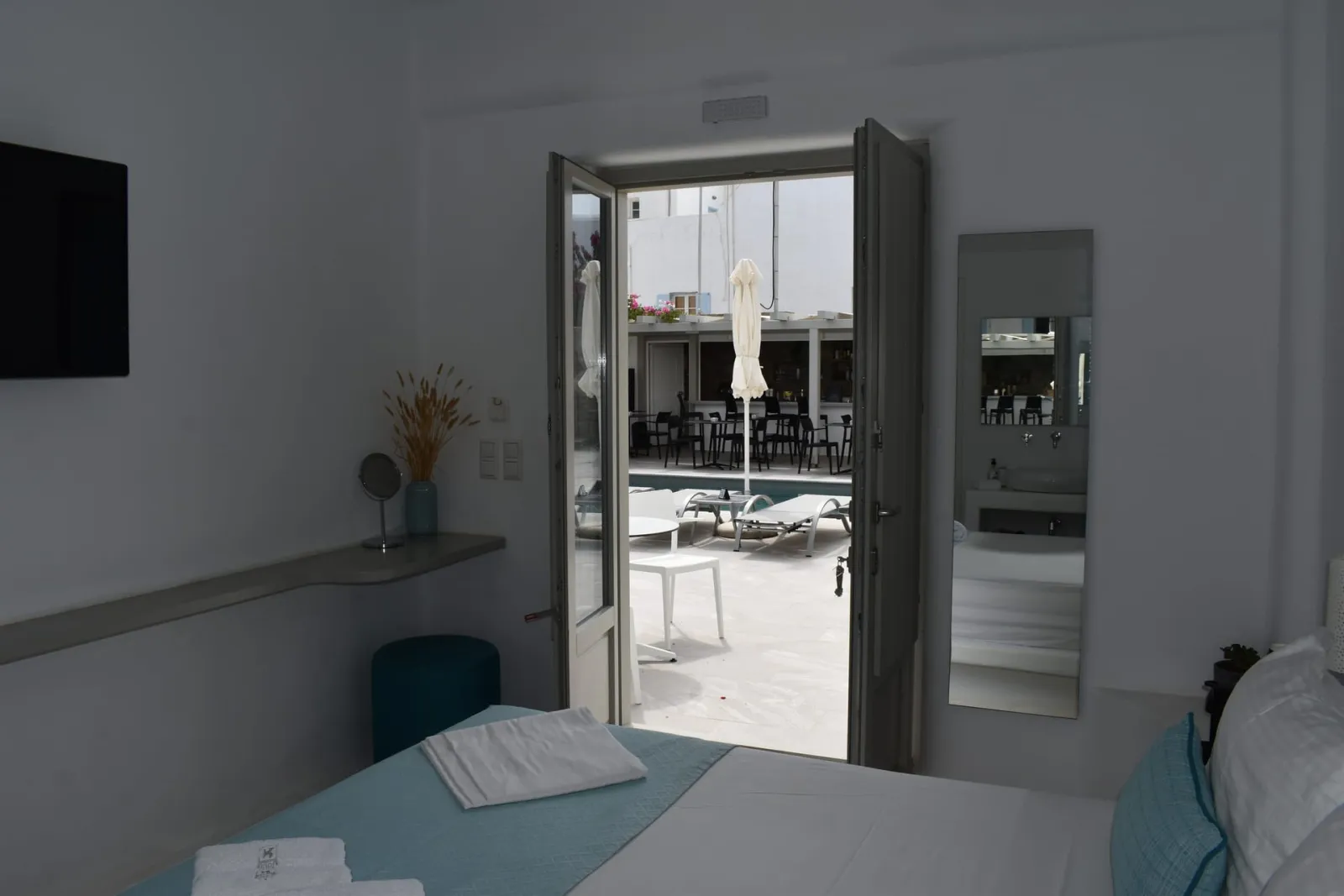 Deluxe Room Pool Front