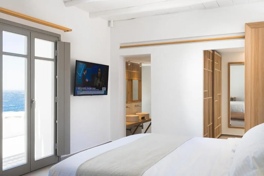 Secret Suite with Sea View and Ηeated Plunge Pool