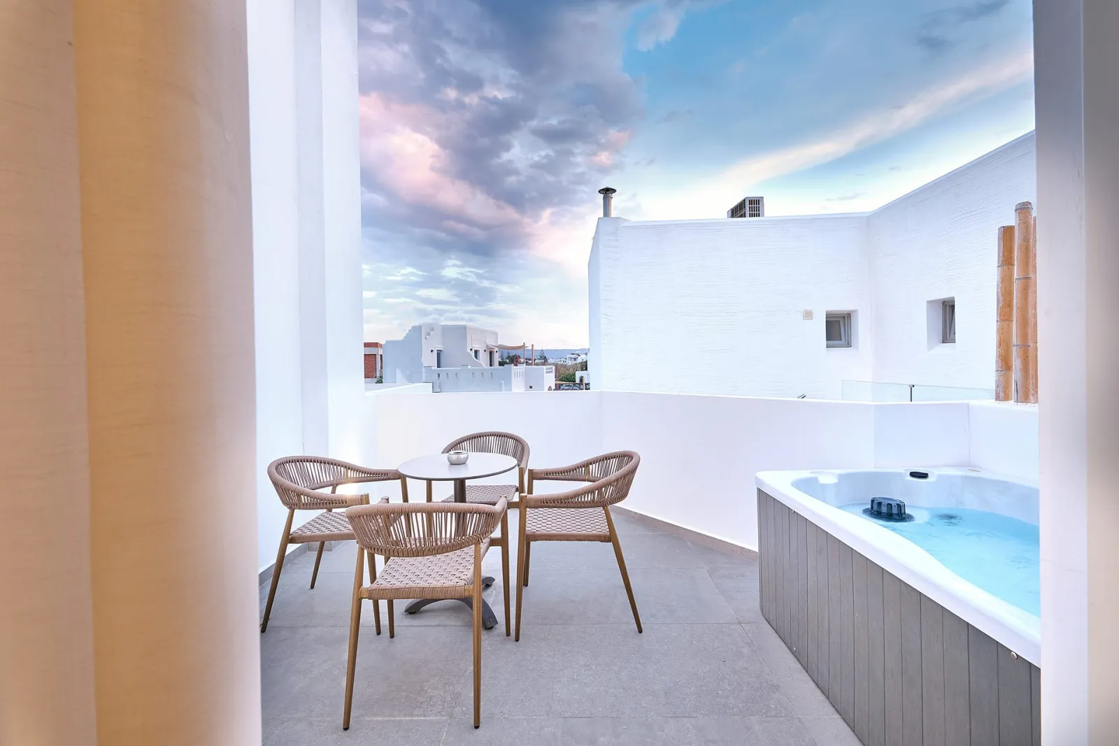 Deluxe Suite with Outdoor Jacuzzi &amp; Pool View