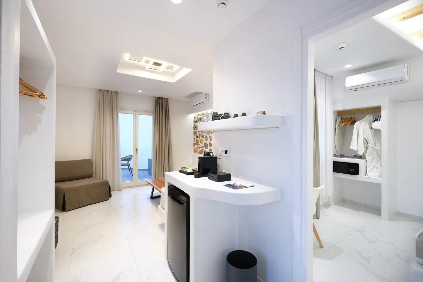 Deluxe Suite with Outdoor Jacuzzi &amp; Pool View