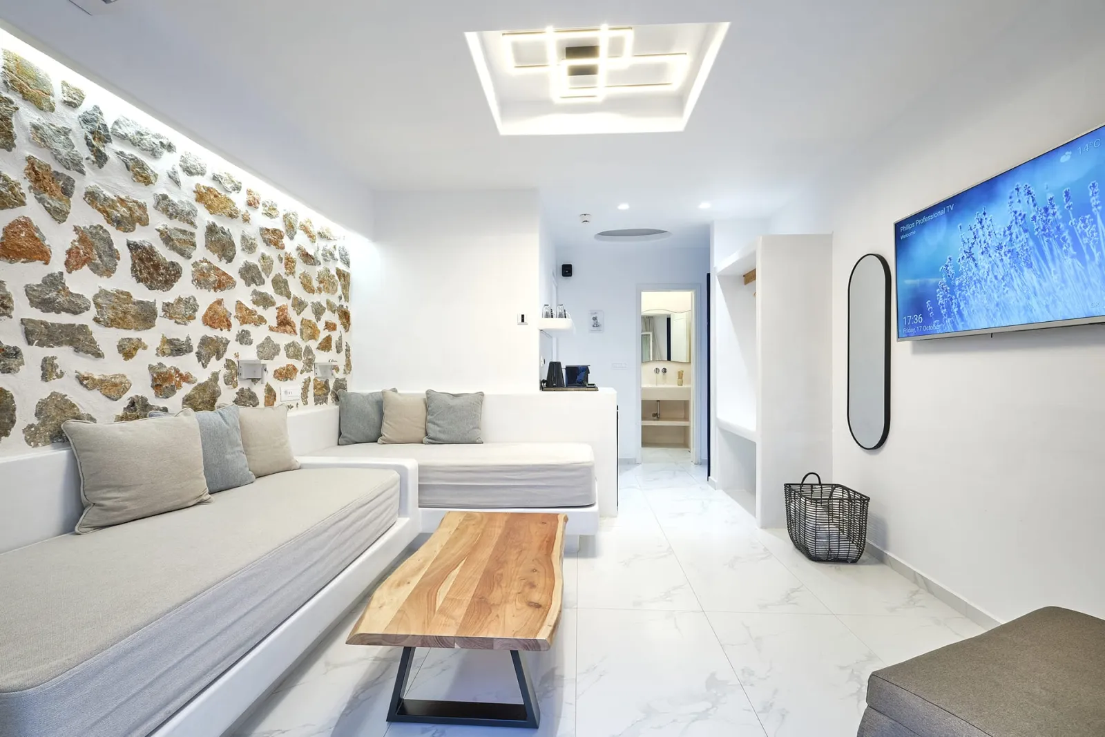 Deluxe Suite with Outdoor Jacuzzi &amp; Pool View