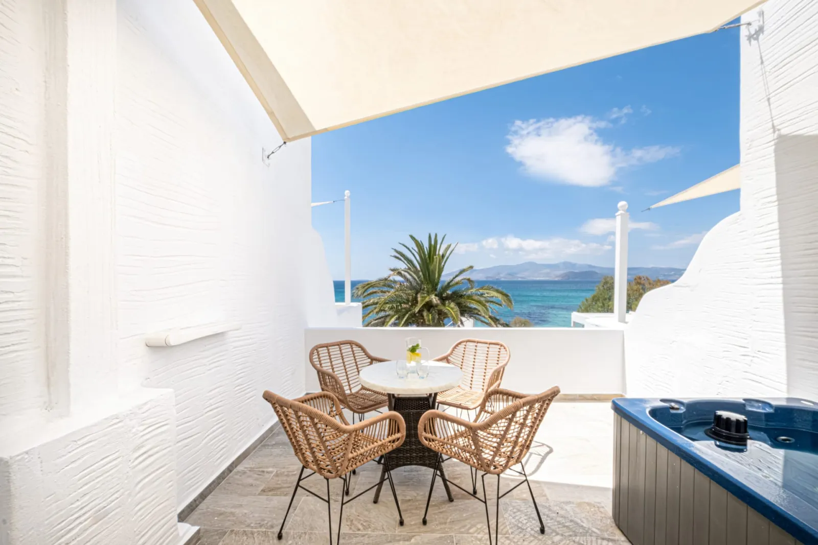Deluxe Suite with Outdoor Jacuzzi &amp; Sea View