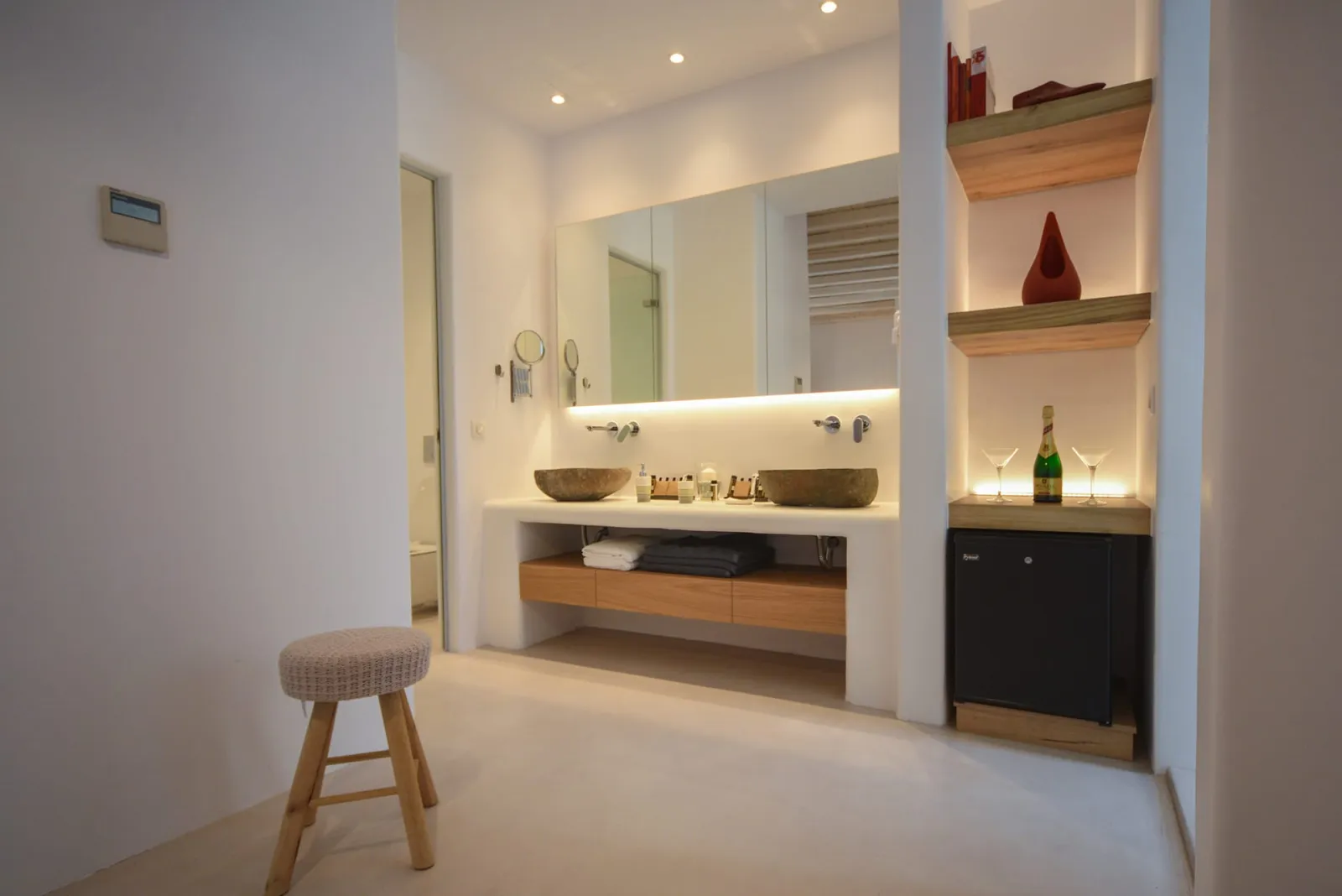 Deluxe Suite with Jetted Tub &amp; Pool View