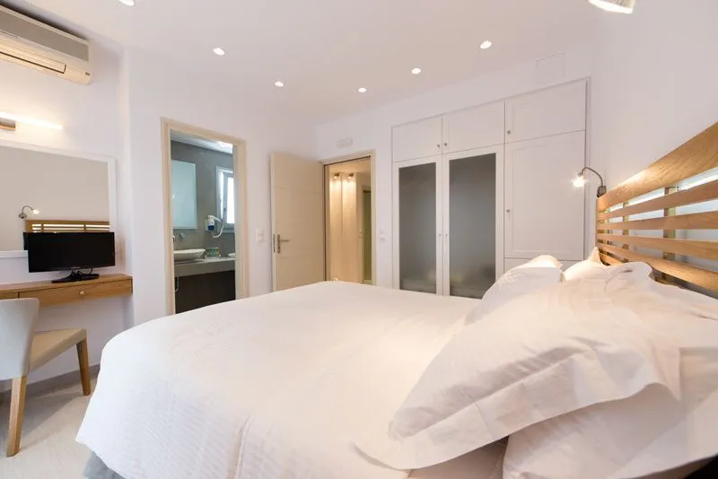 Superior Suite with Outdoor Hydro-Massage Hot Tub [4 Guests]