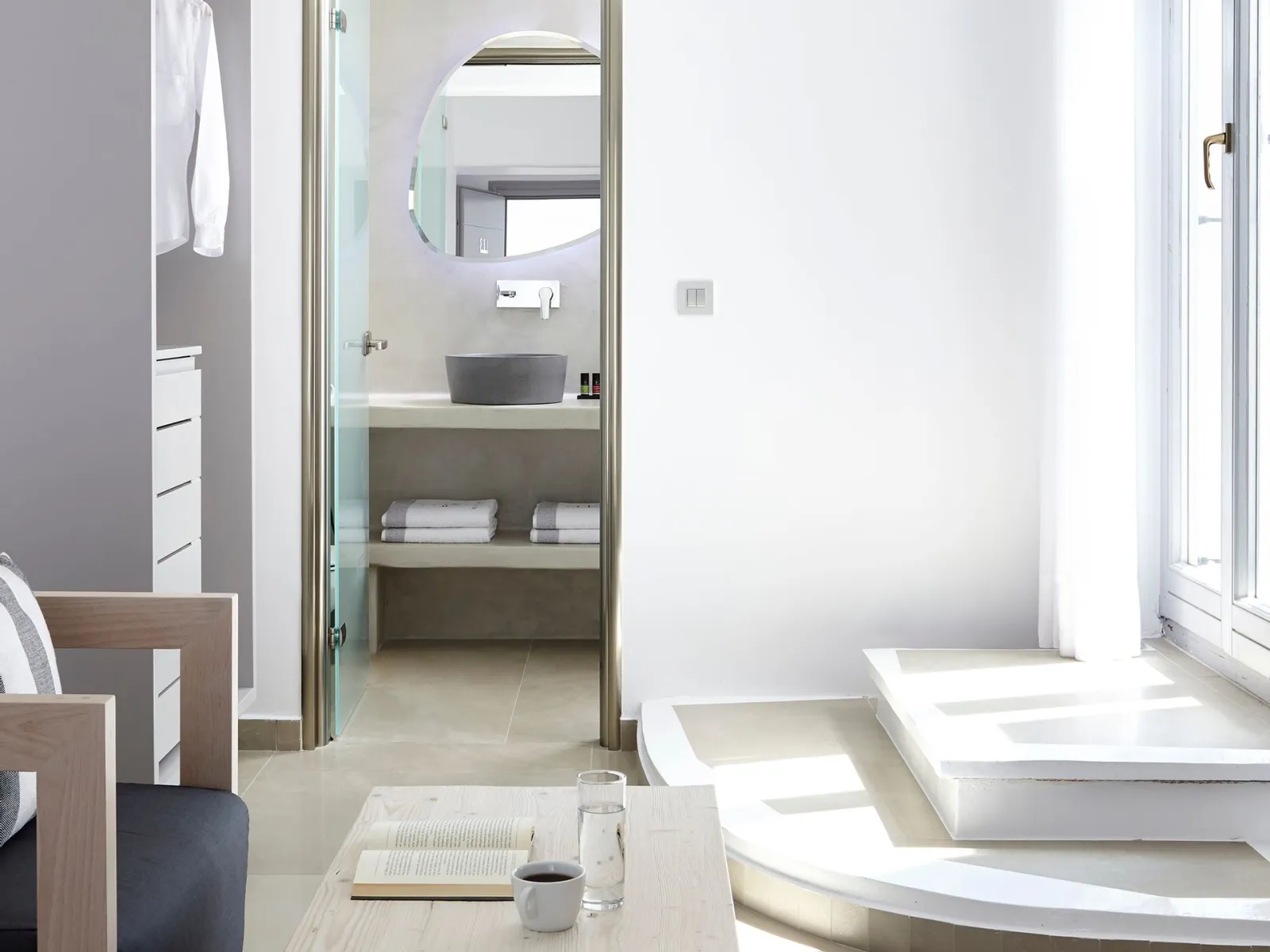Elegant Suite with Outdoor Private Jacuzzi and Garden View