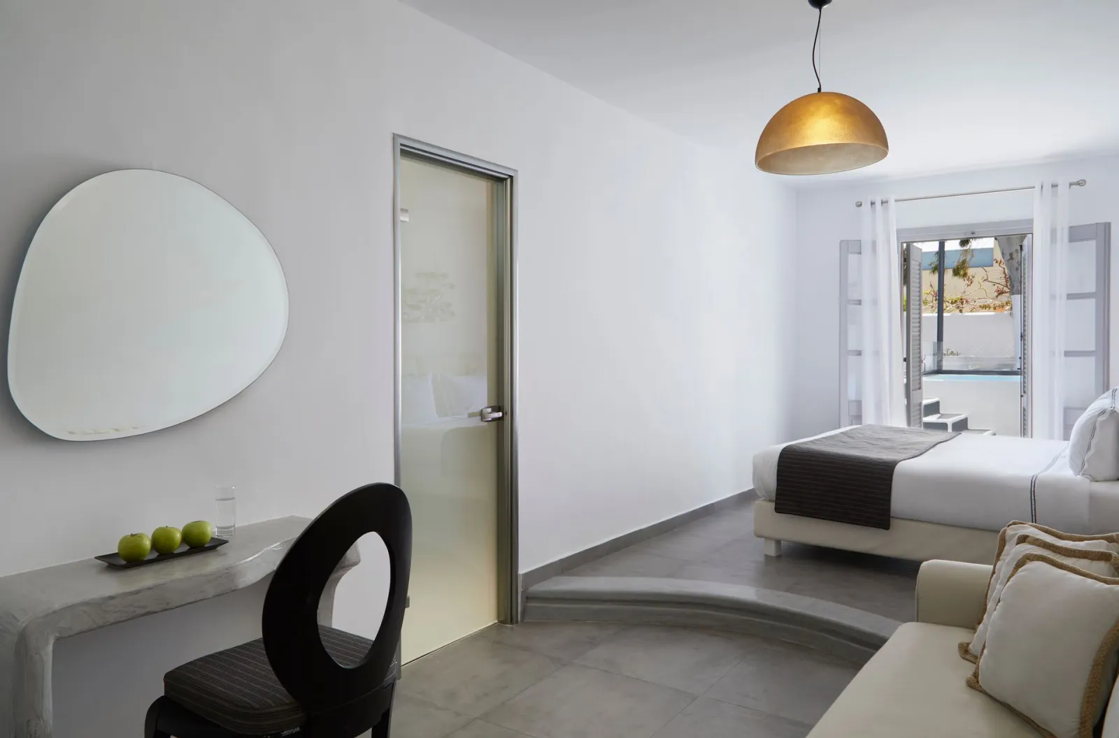 Elegant Suite with Outdoor Private Jacuzzi and Garden View