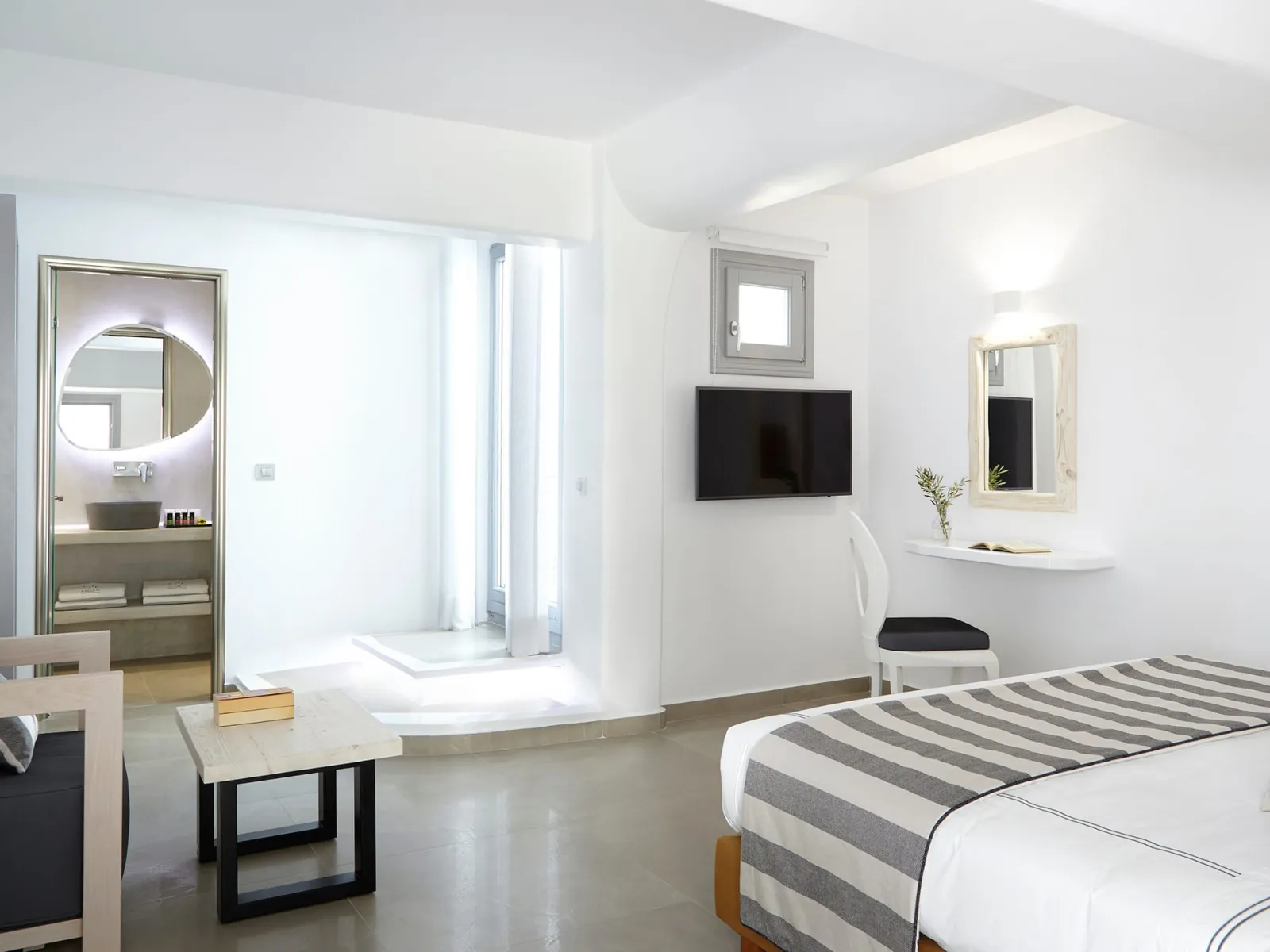 Elegant Suite with Outdoor Private Jacuzzi and Garden View