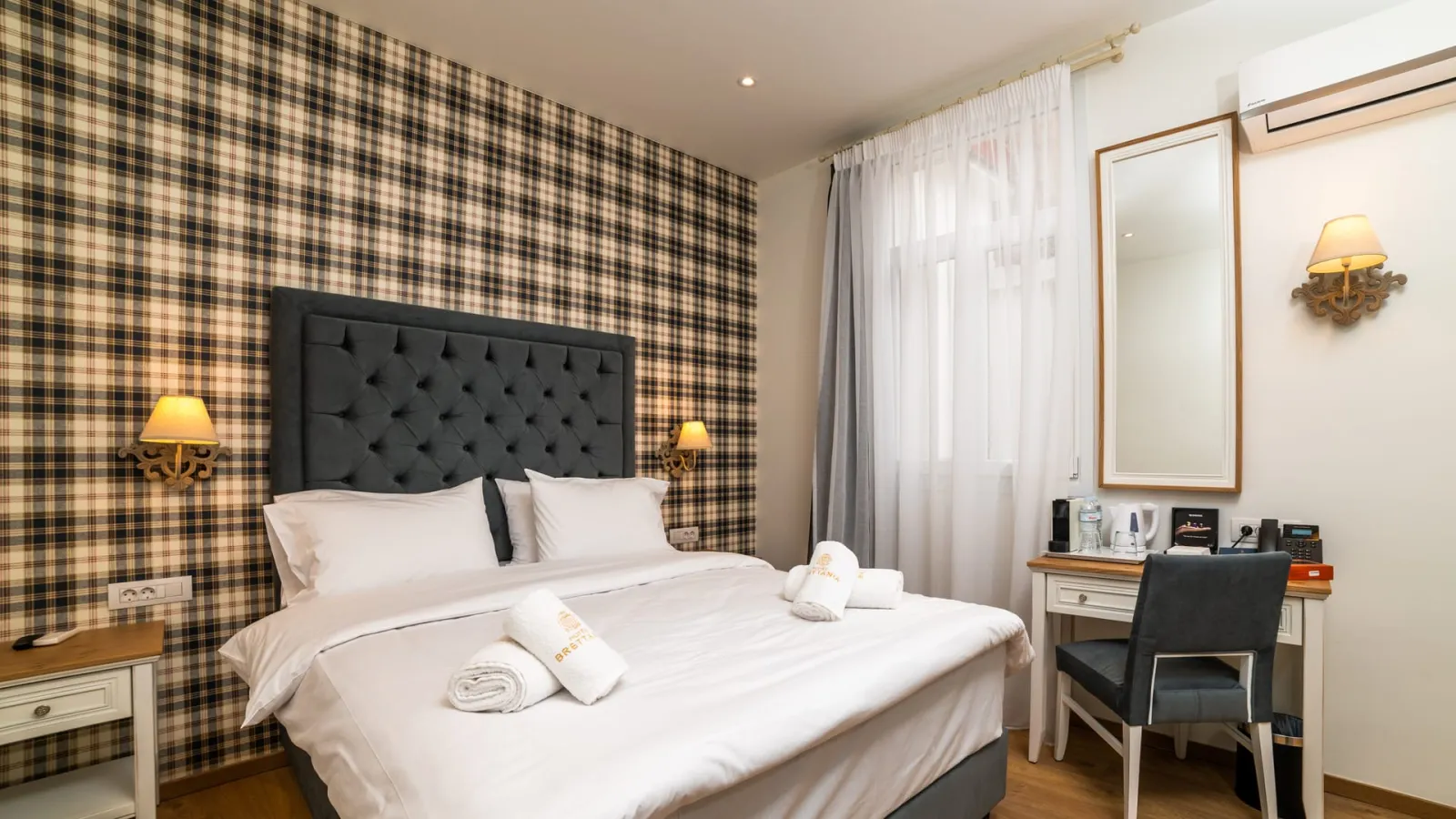 Classic Double Room with Window