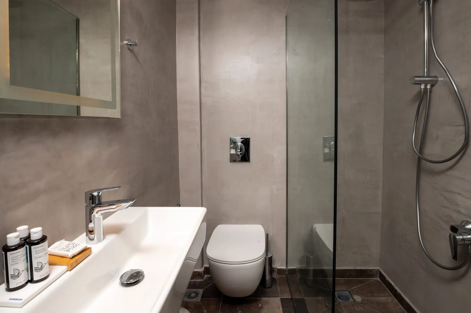 Familly / Two Bedroom Suite with Balcony &amp; Panoramic Lake and City View