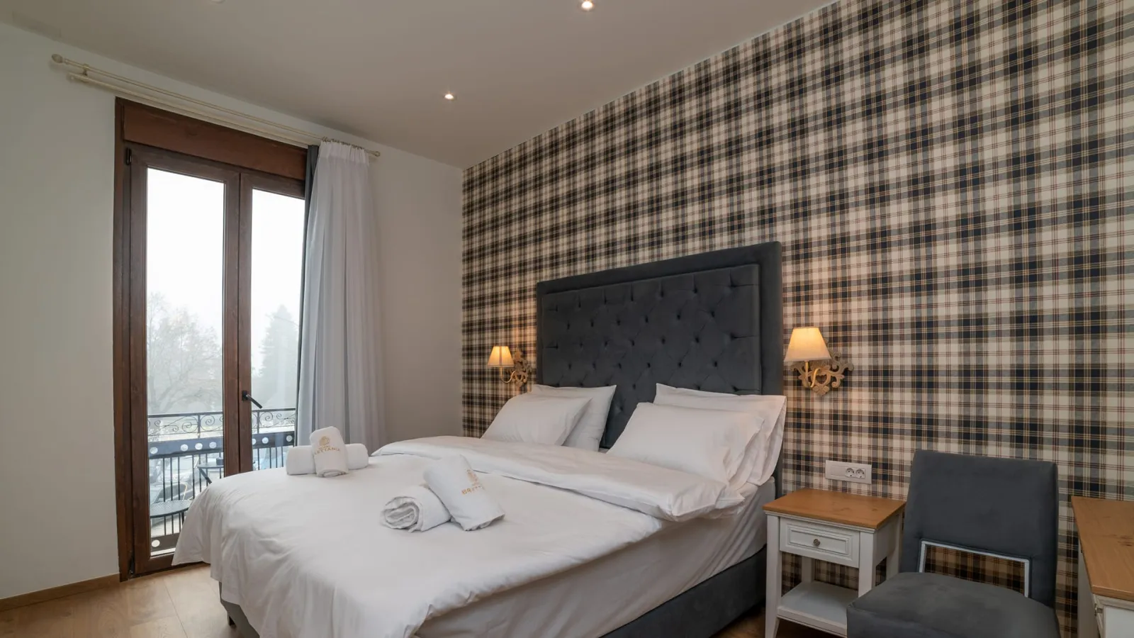 Familly / Two Bedroom Suite with Balcony &amp; Panoramic Lake and City View