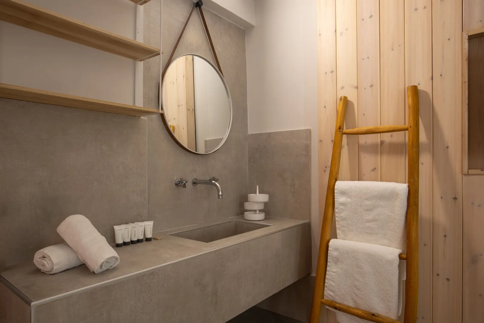 Two Bedroom Suite - Pool Front 70m²