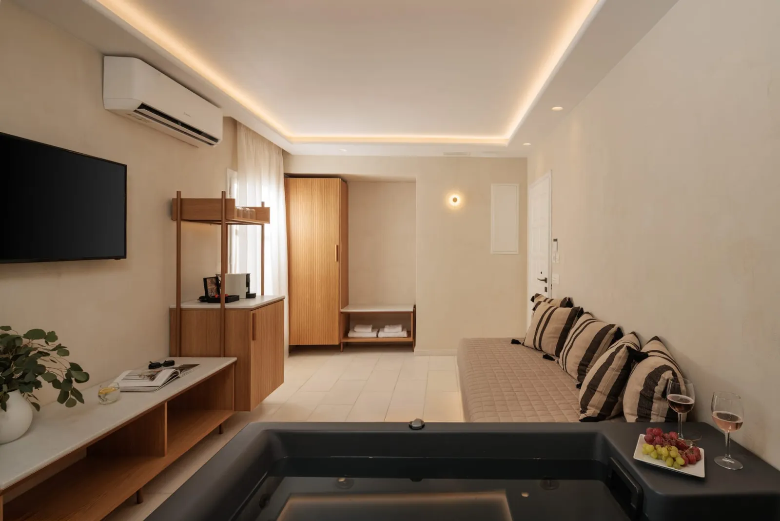 Supreme Suite With Indoor Hot Tub