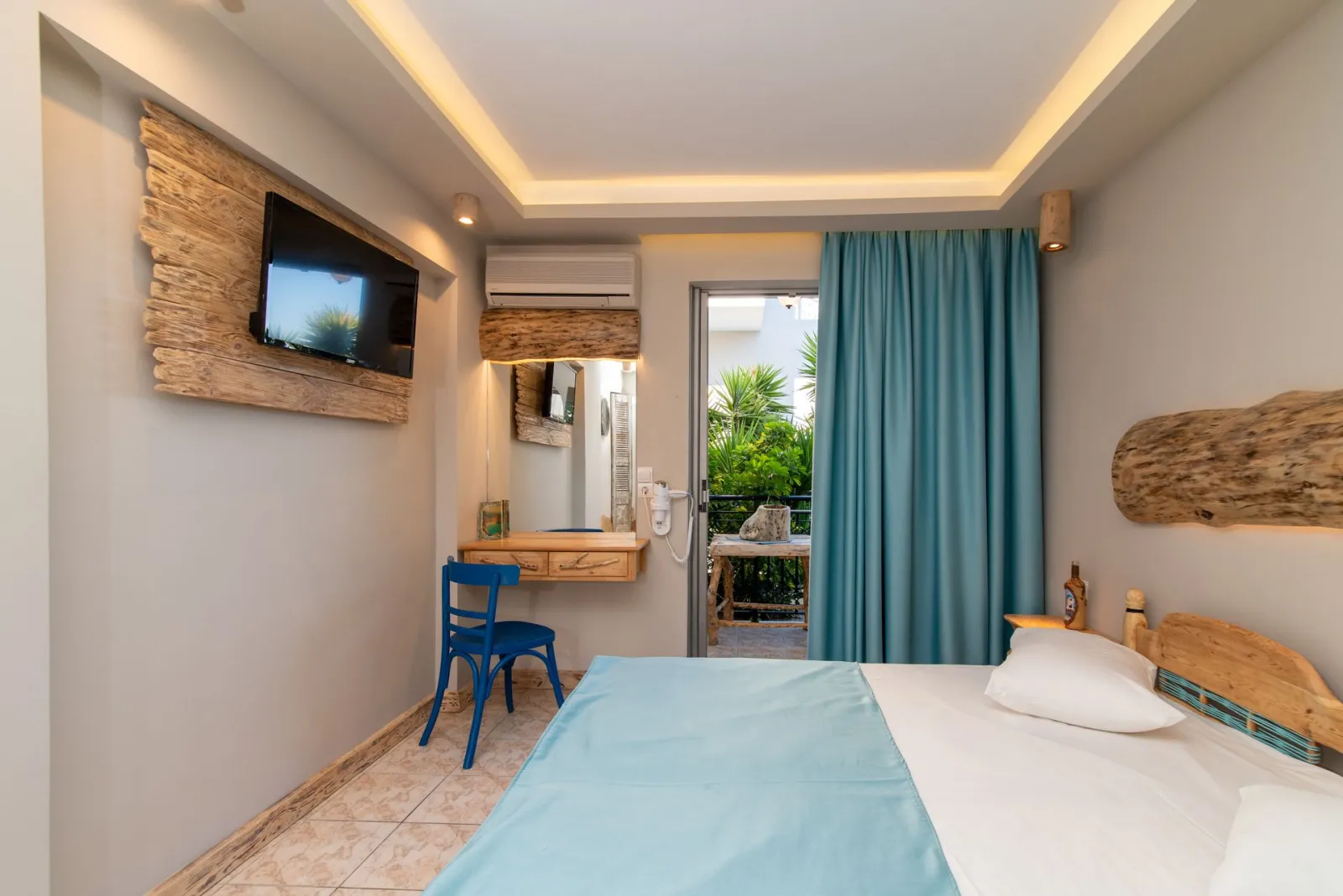 Superior ''Art'' Room Pool View