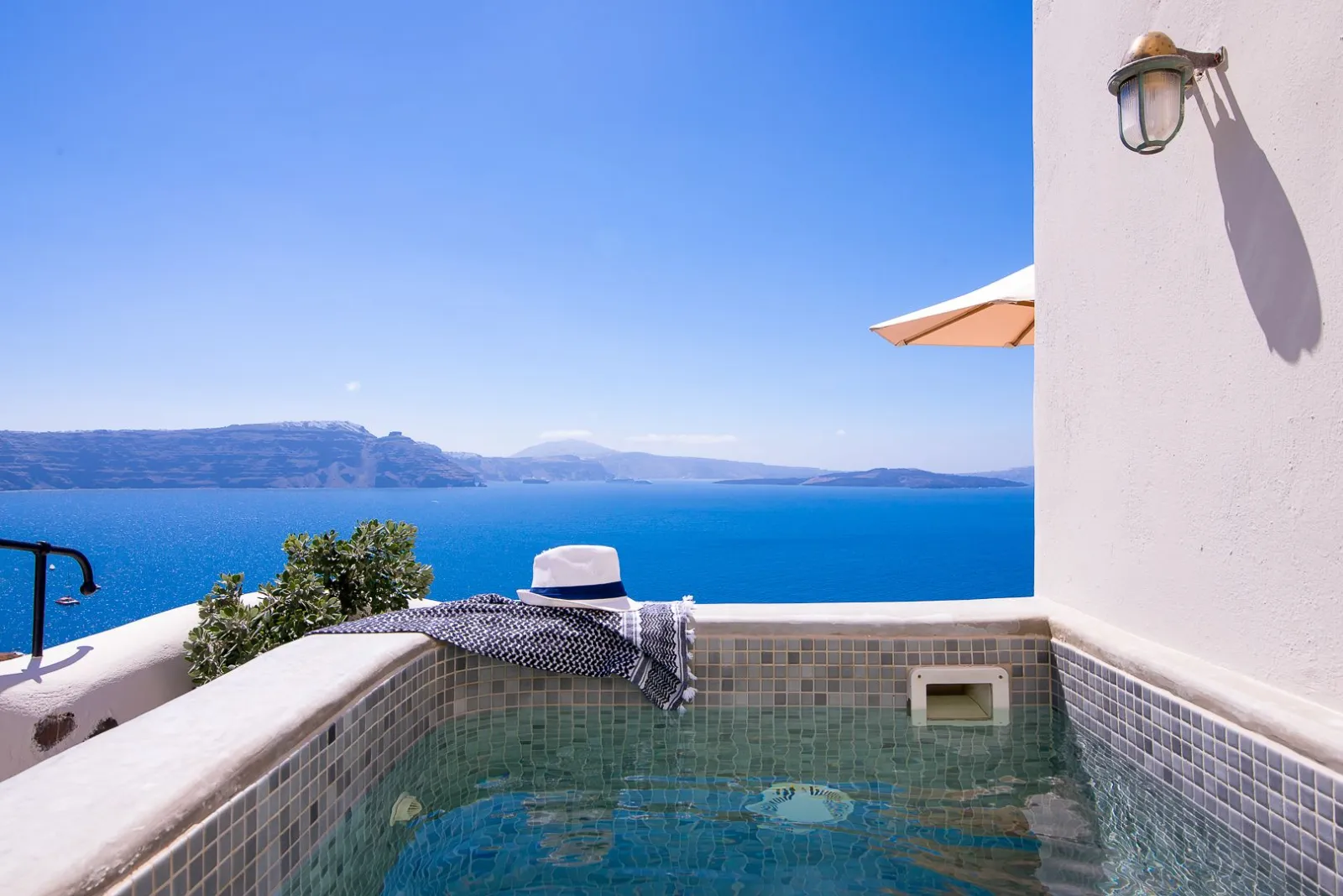 Mentha Cave Suite with Caldera View & Hot Tub 30m²