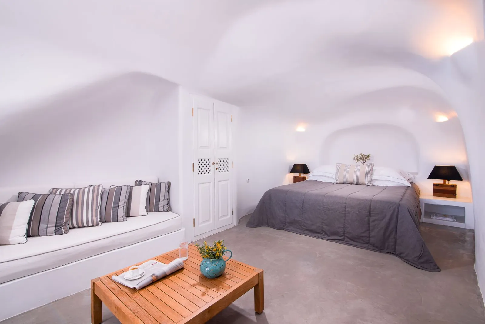 Mentha Cave Suite with Caldera View & Hot Tub 30m²