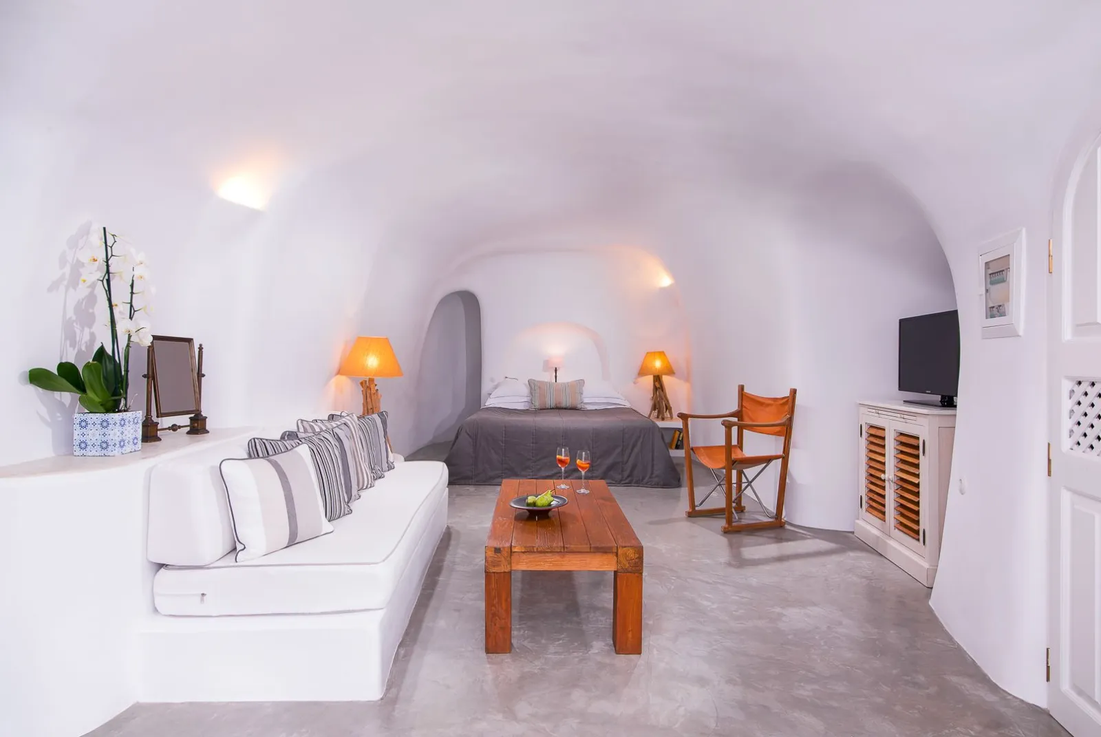 Althaea Honeymoon Cave Suite with Caldera View &amp; Hot Tub 35m²