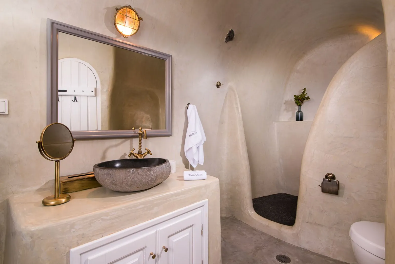 Althaea Honeymoon Cave Suite with Caldera View &amp; Hot Tub 35m²