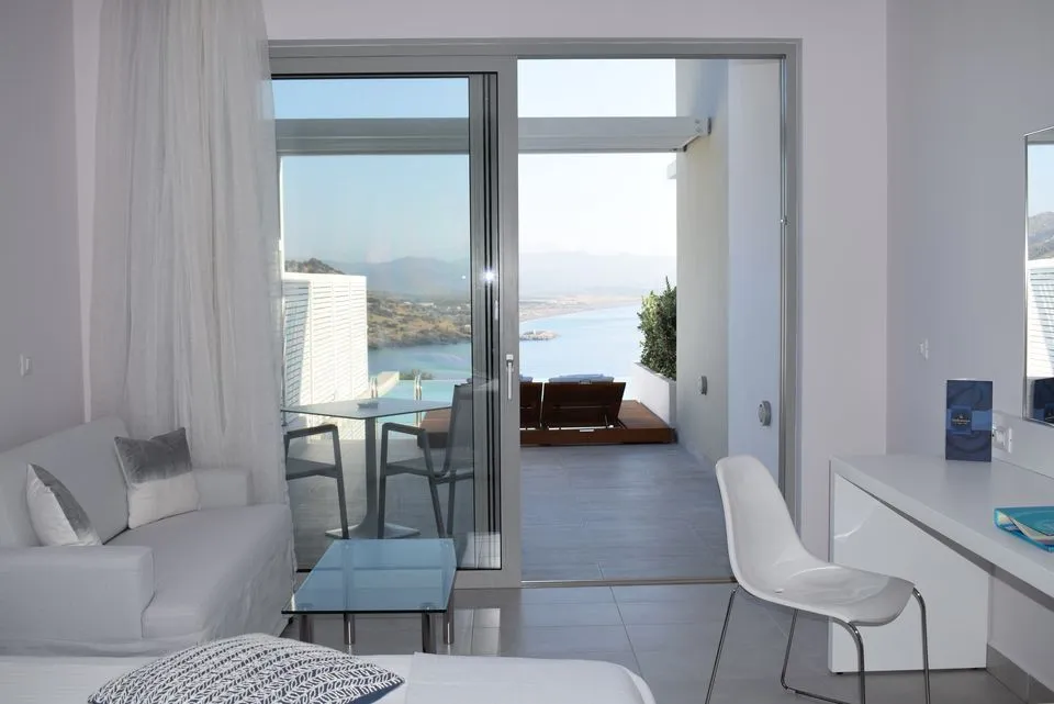 Deluxe Pool Front Sea View