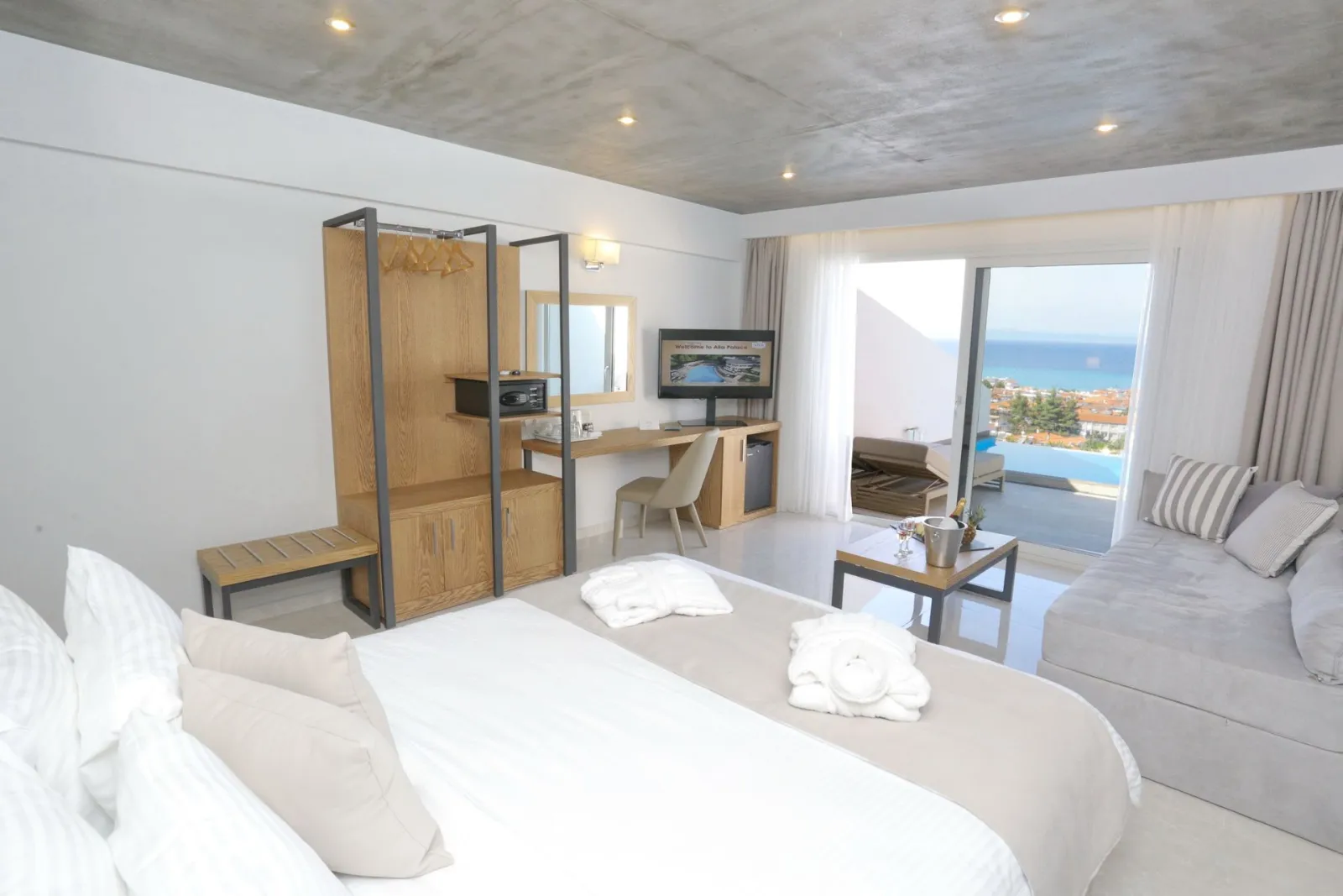 SIGNATURE SUITE PRIVATE POOL PANORAMIC SEA VIEW