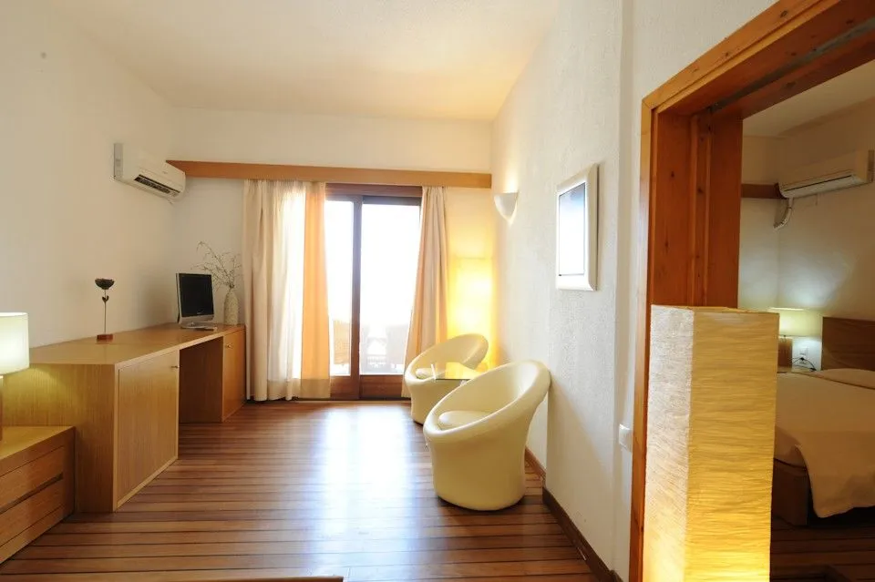 ONE BEDROOM SUITE SIDE SEA VIEW