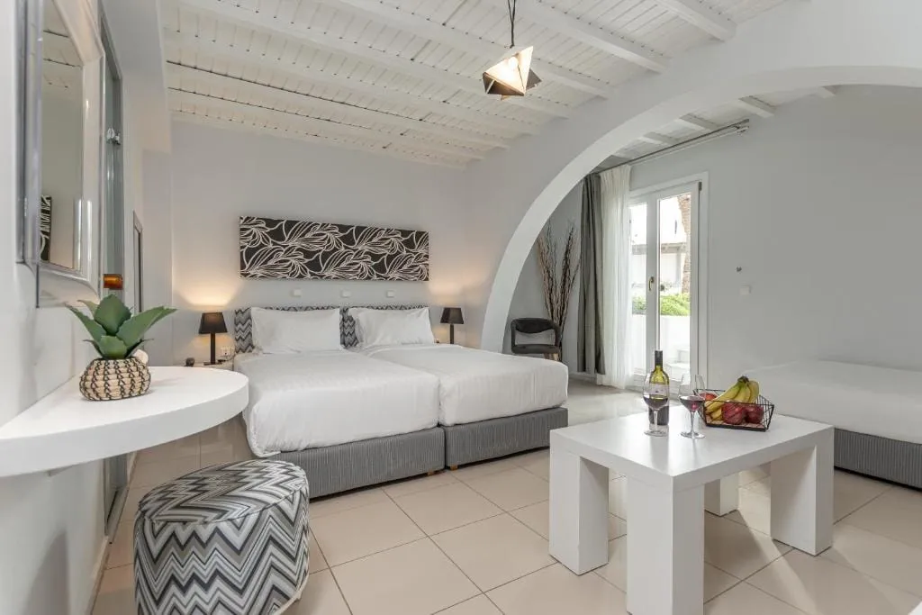 Family Room Pool or Sea view