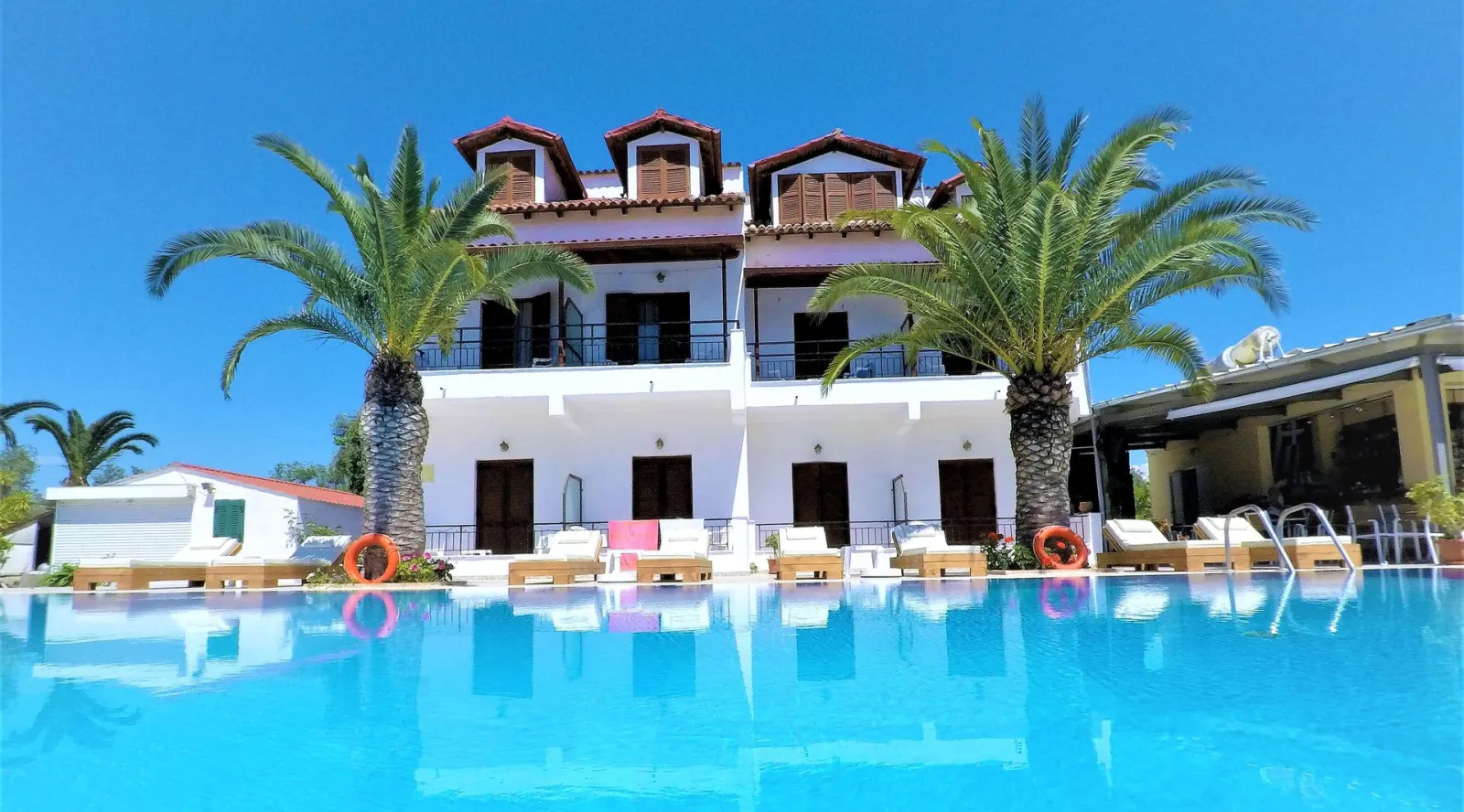 Promo Studio Pool View