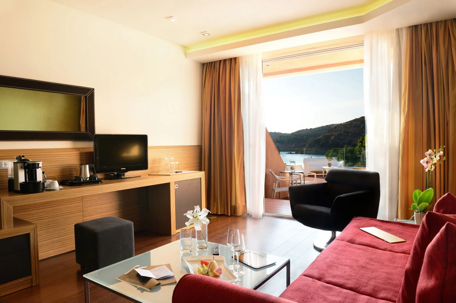Royal Suite with Sea View and Outdoor Jacuzzi