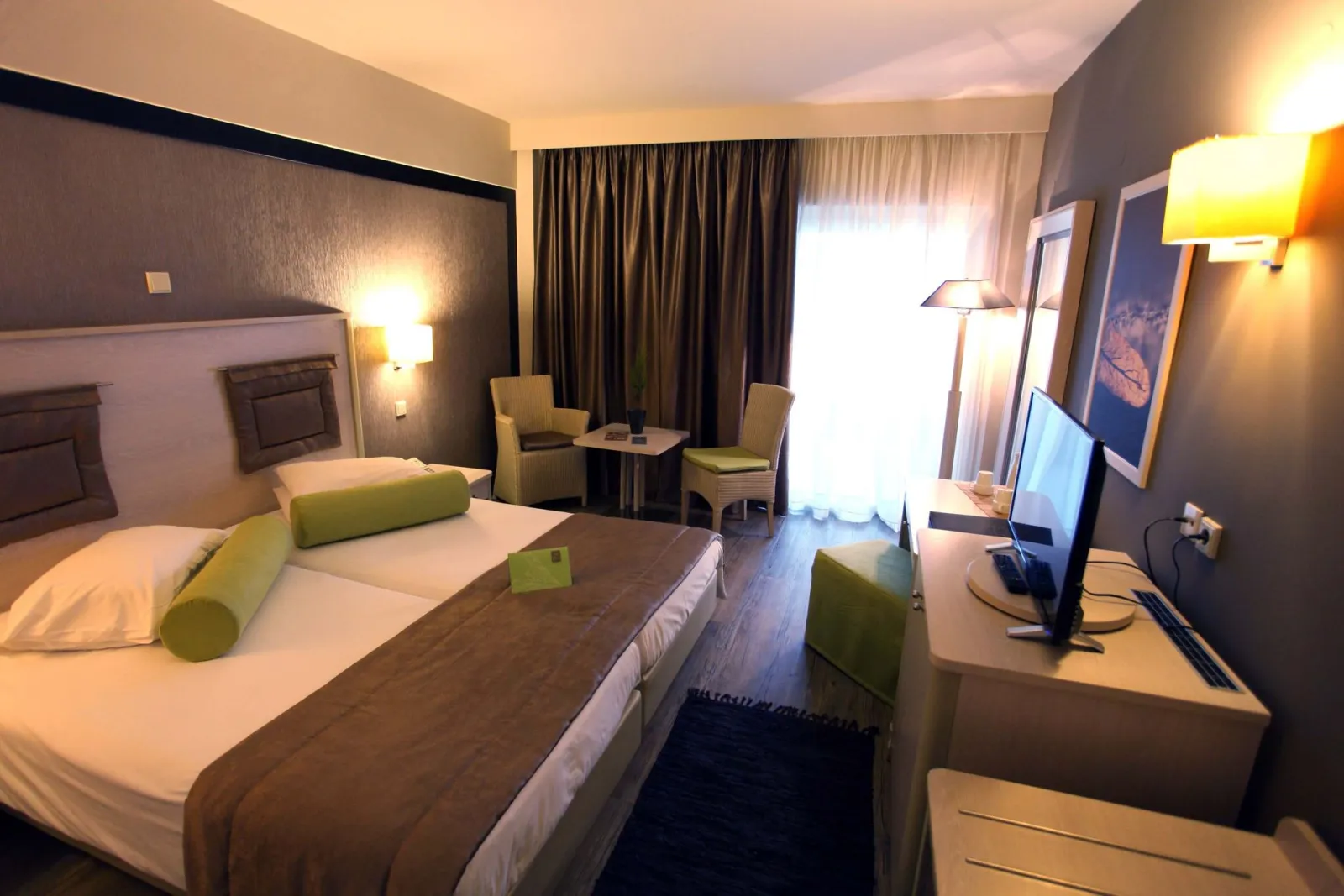 Classic Room Land View