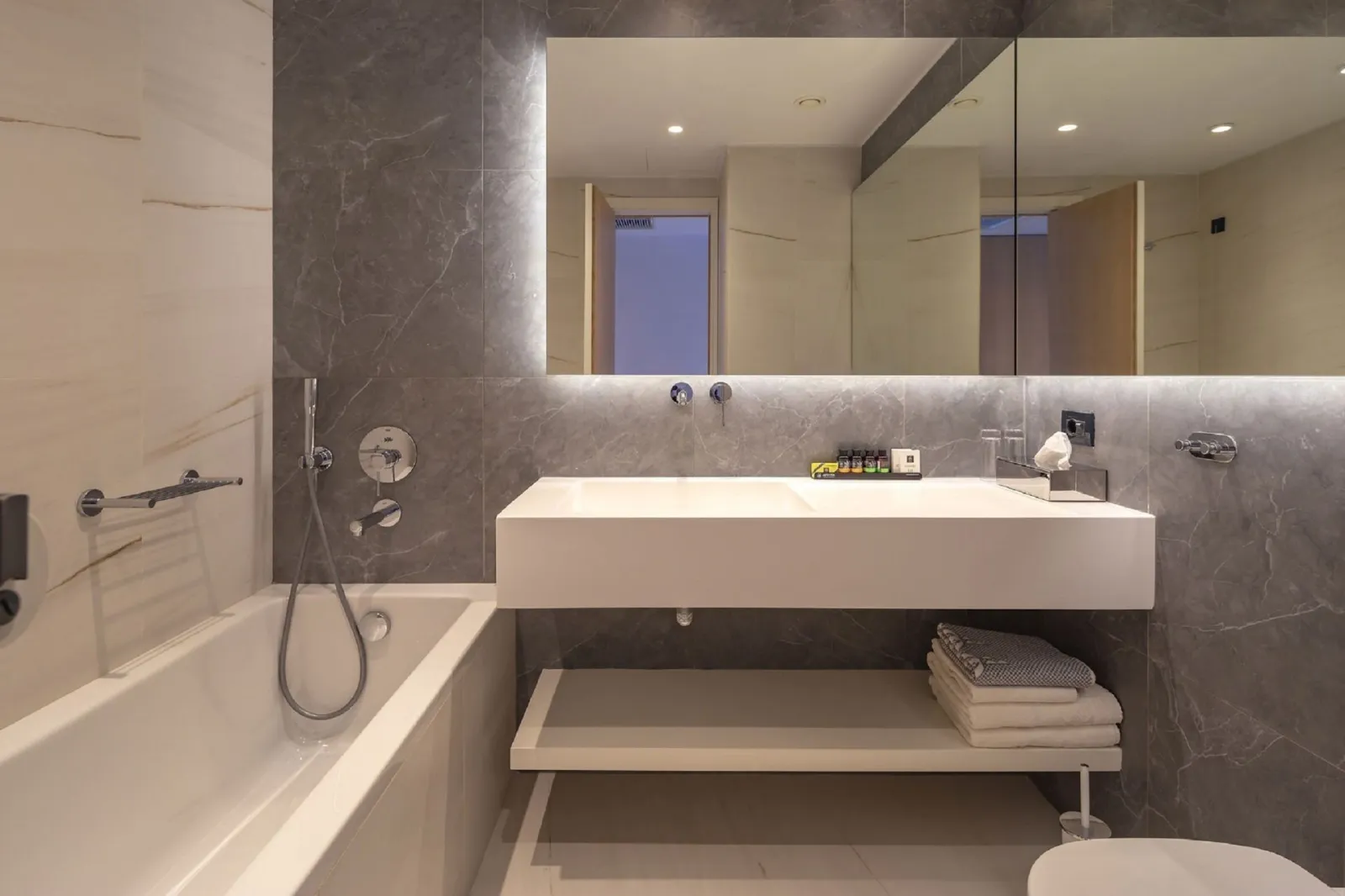 Suite with outdoor Jacuzzi &amp; Panoramic Sea View