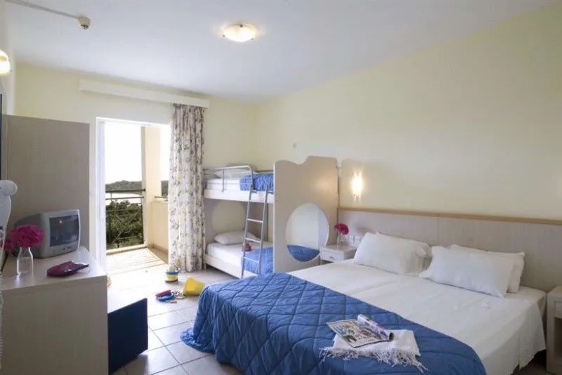 Family Room with bunk bed Garden View