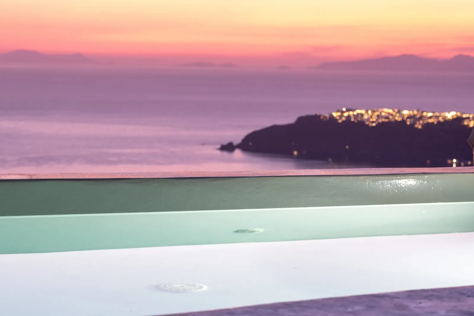 Junior Suite with outdoor Hot tub &amp; Caldera View