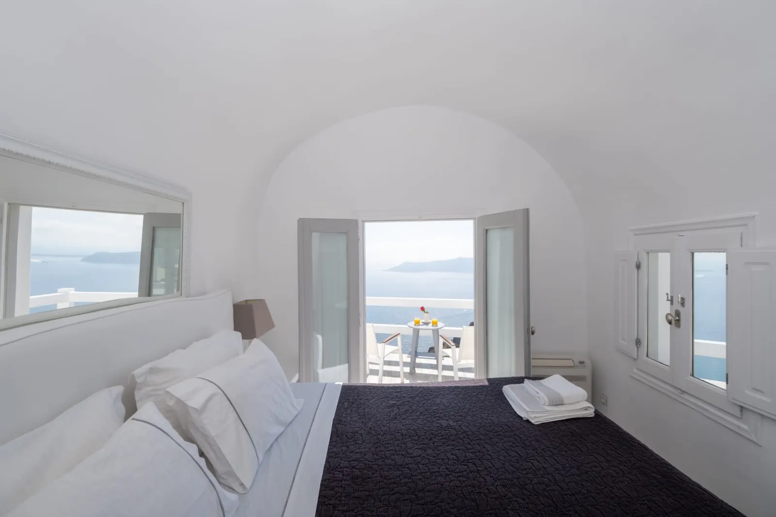 Junior Suite with outdoor Hot tub &amp; Caldera View