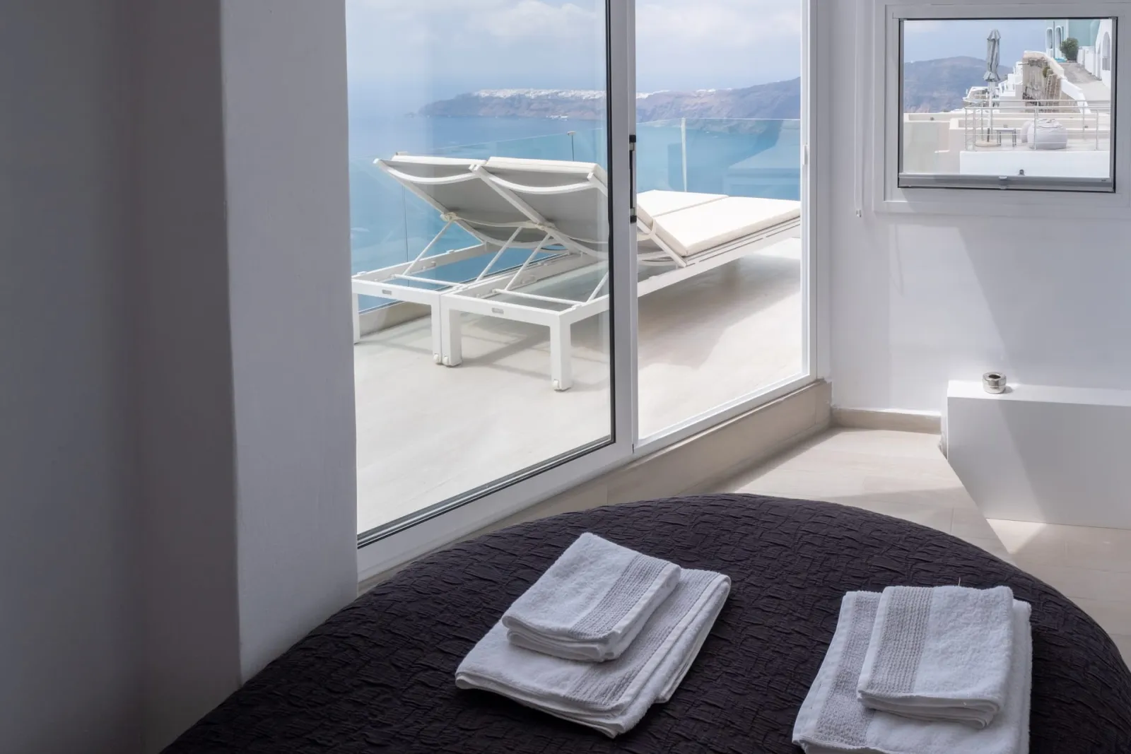 Deluxe Suite with Indoor Ηot Τub and Caldera View