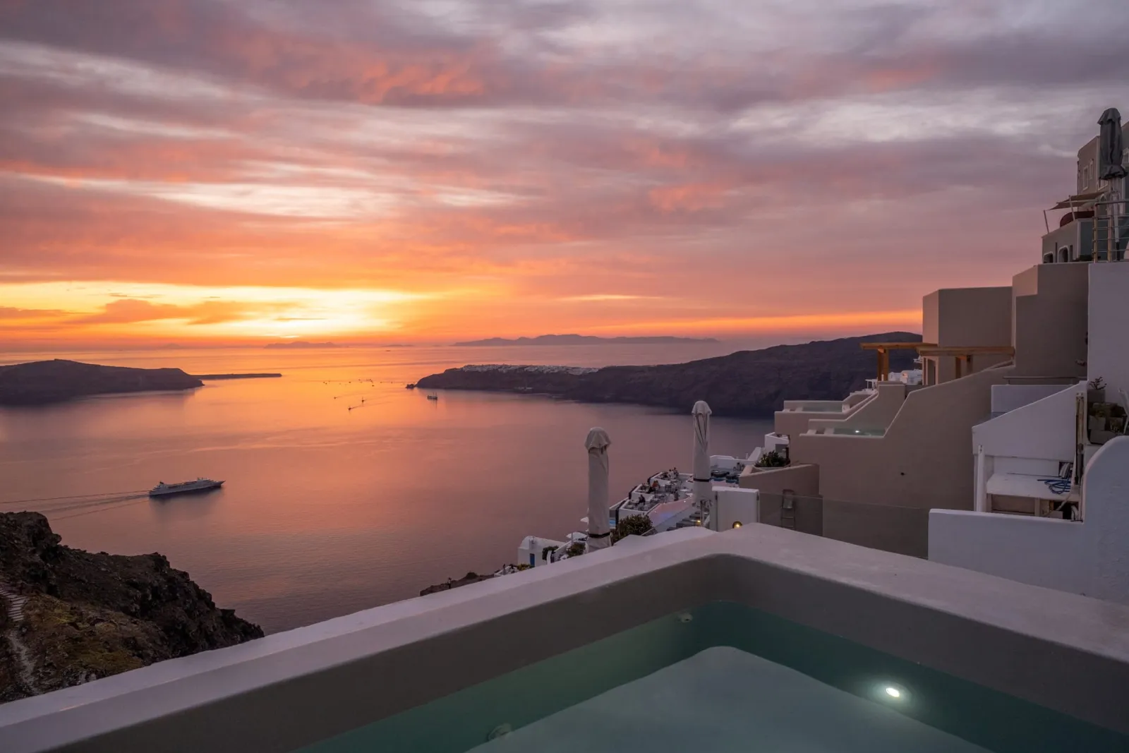 Deluxe Suite with Indoor Ηot Τub and Caldera View