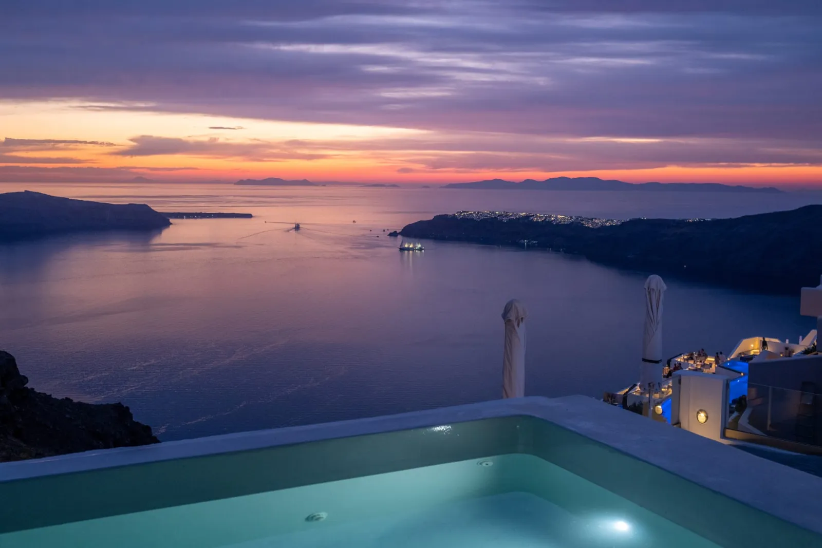 Deluxe Suite with Indoor Ηot Τub and Caldera View