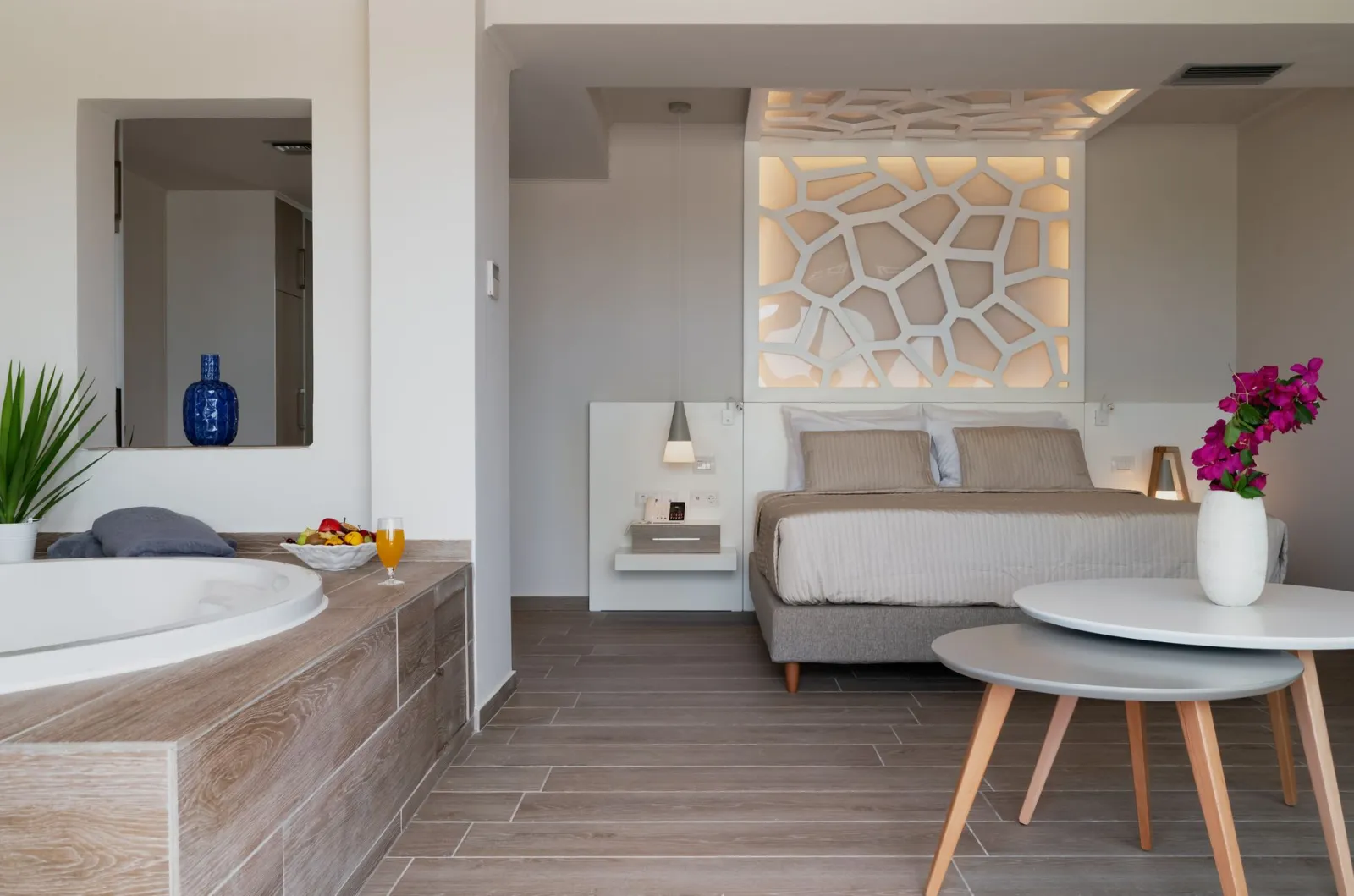 Deluxe Suite with Indoor or Outdoor Jacuzzi Garden View & Limited Sea View