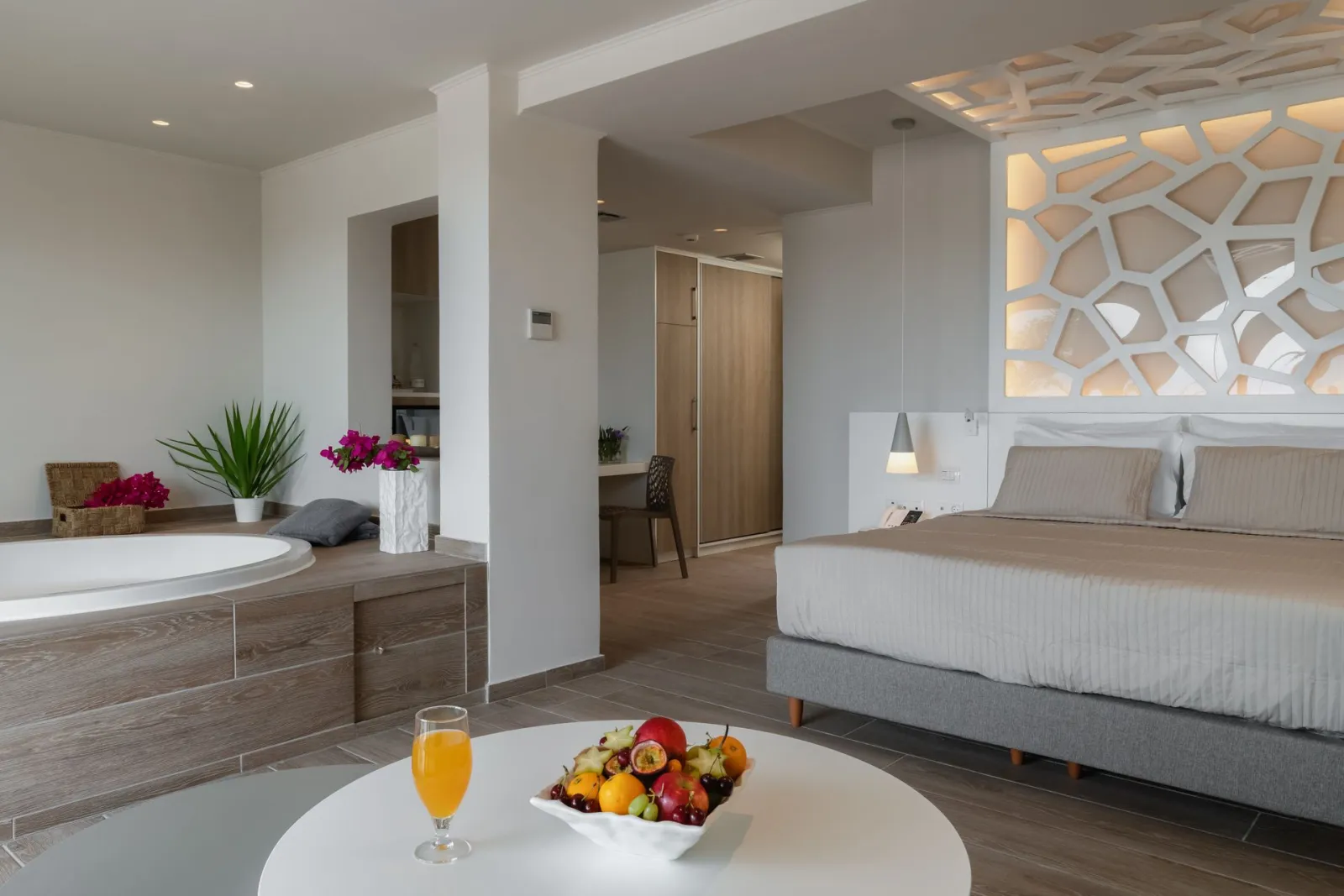 Deluxe Suite with Indoor or Outdoor Jacuzzi Garden View &amp; Limited Sea View