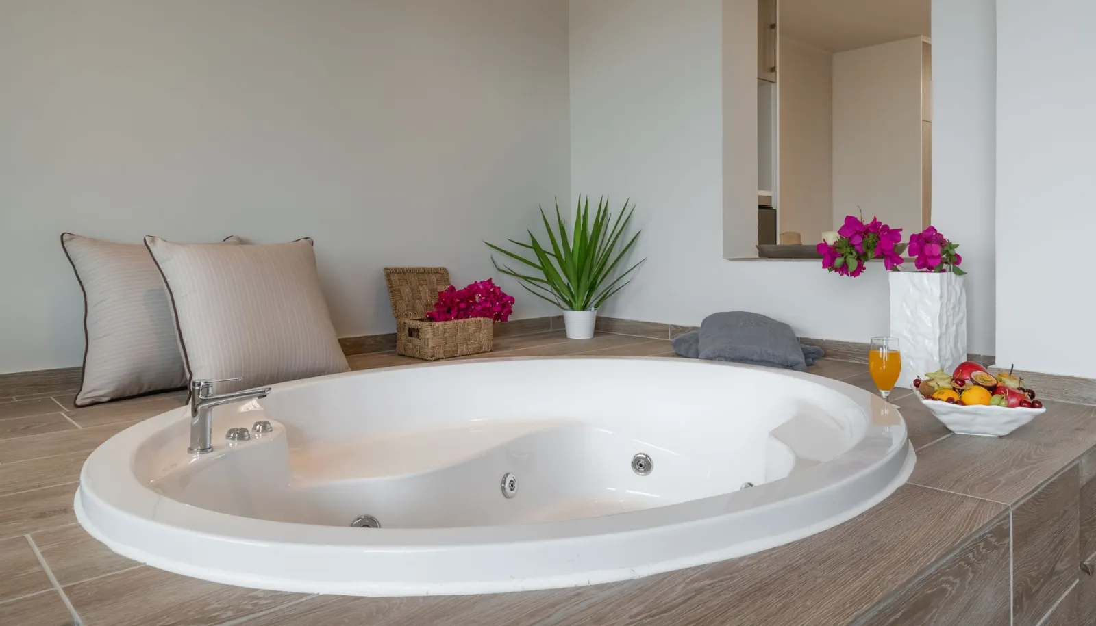 Deluxe Suite with Indoor or Outdoor Jacuzzi Garden View &amp; Limited Sea View