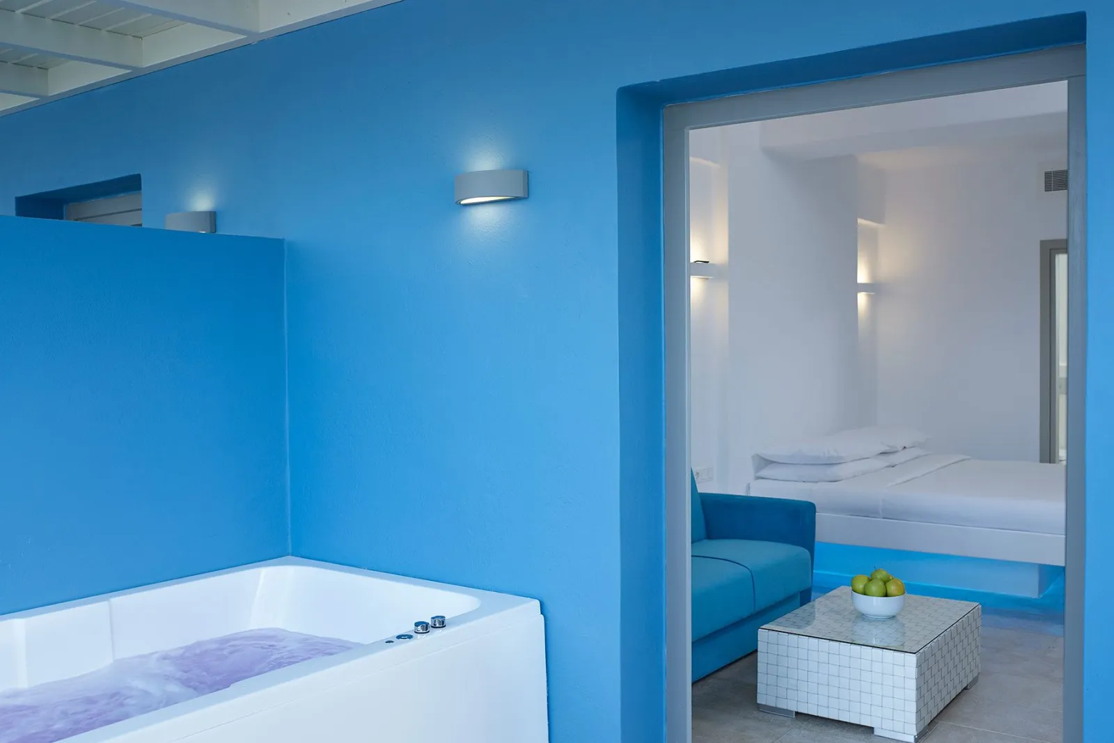 Comfort Room with Jetted Tub & Pool View - 20m²