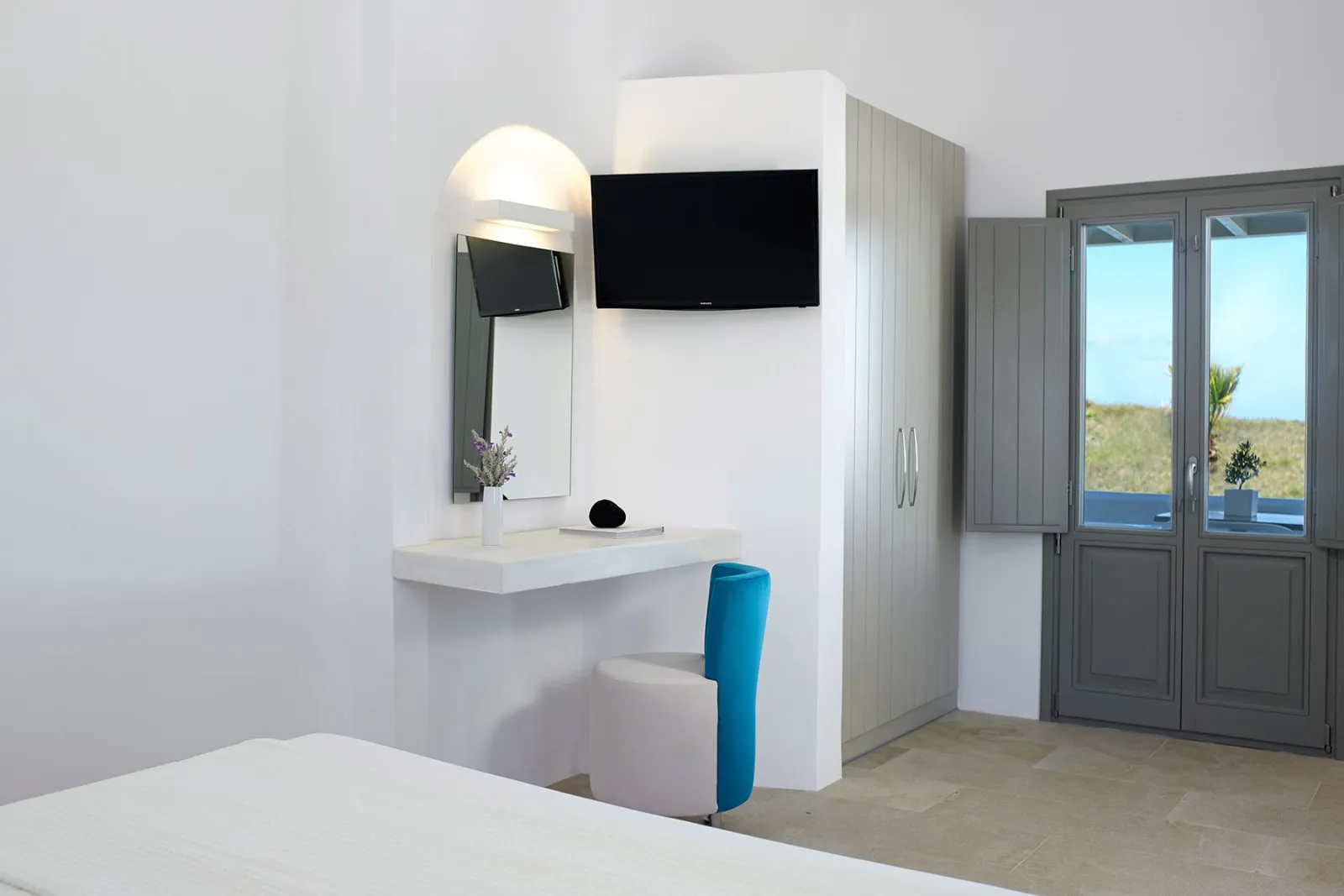 Superior Room with Jetted Tub & Pool View - 28m²