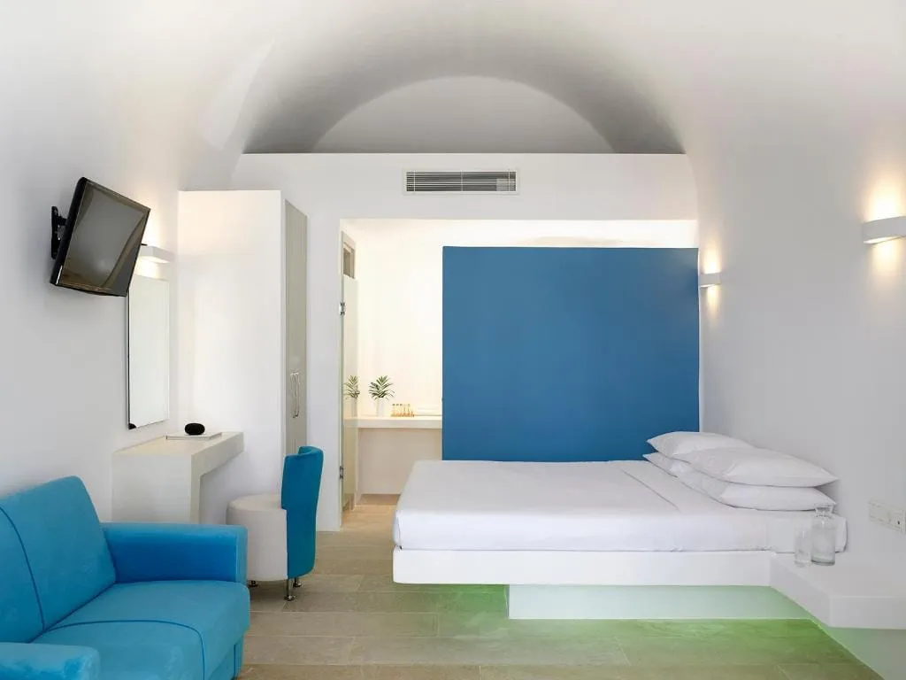 Executive Cave Suite with Jetted Tub &amp; Pool View - 24m²