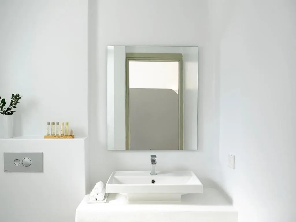 Executive Cave Suite with Jetted Tub &amp; Pool View - 24m²
