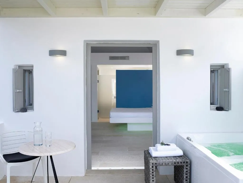 Executive Cave Suite with Jetted Tub &amp; Pool View - 24m²
