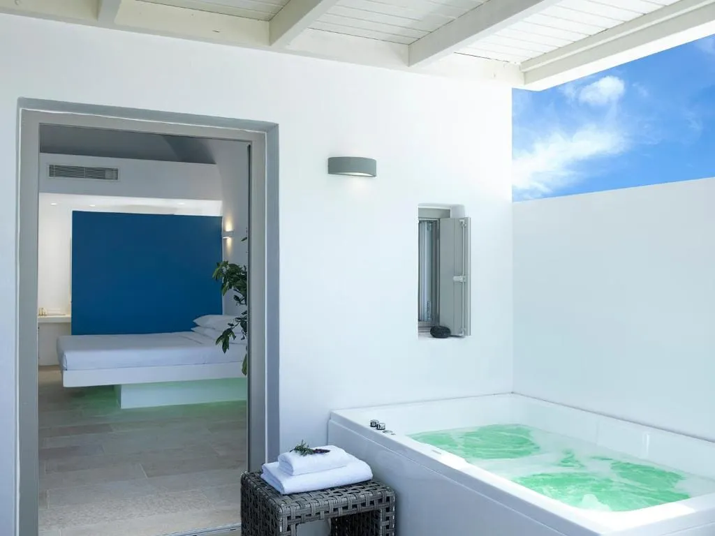 Executive Cave Suite with Jetted Tub & Pool View - 24m²